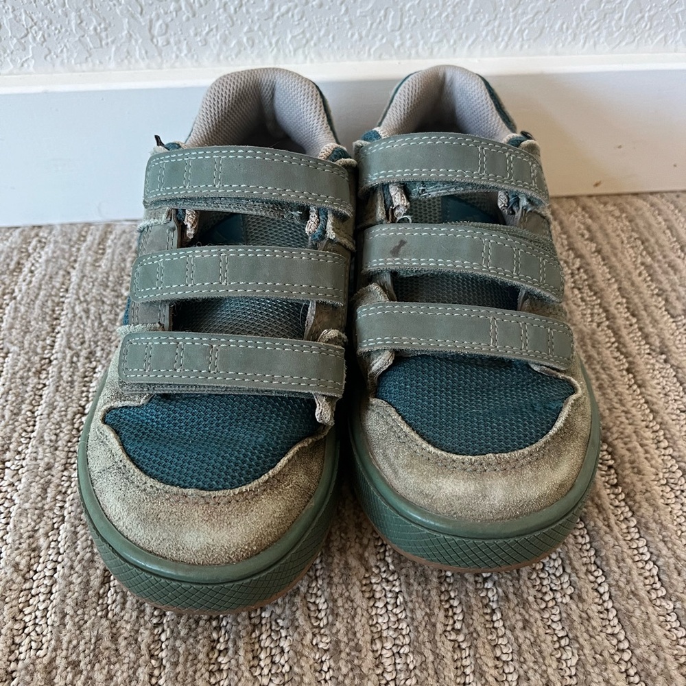 Kids Addidas Five Ten mountain biking or skate shoes